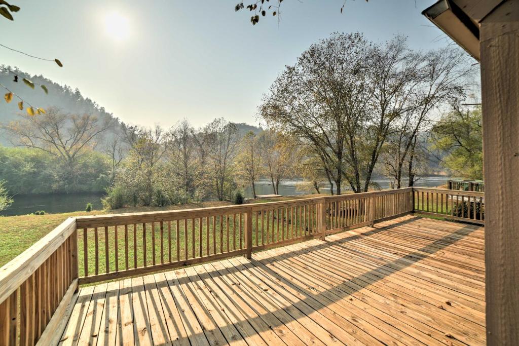 Peaceful Reliance Cabin with Deck on Hiwassee River! - image 2