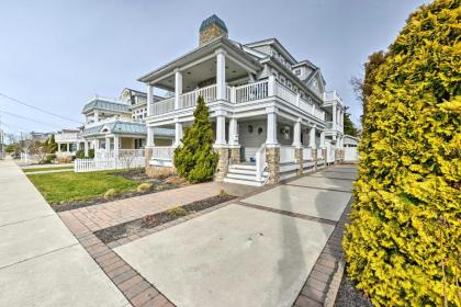 Grand Avalon Beach House - 2 Blocks to Water! - image 12