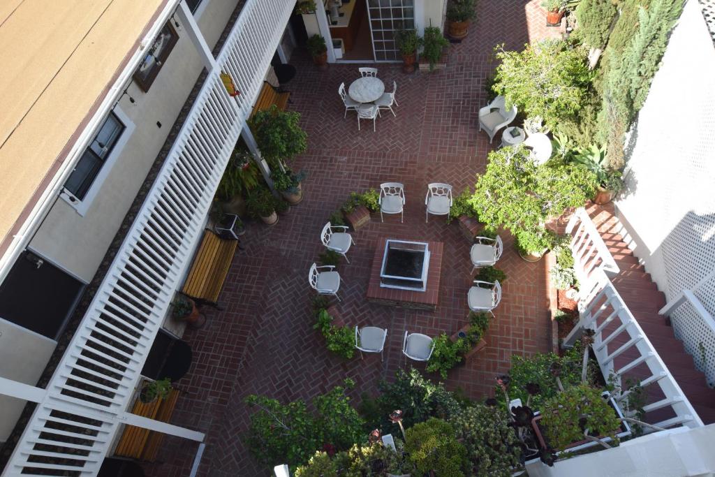 Catalina Courtyard Suites - image 2