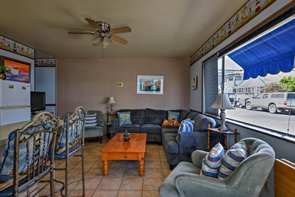 Catalina Island Duplex - Steps to Beach and Pier! - image 4