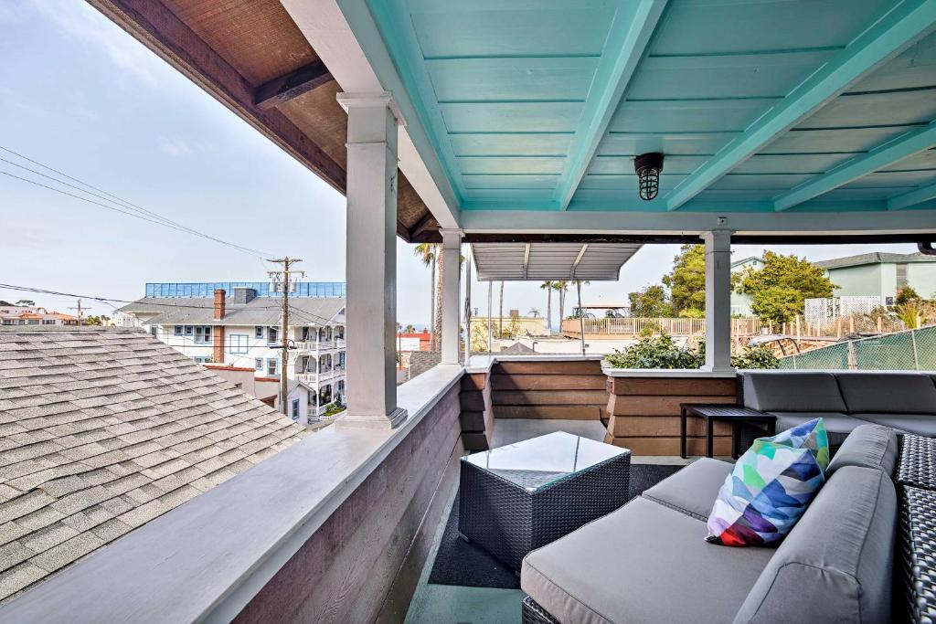 Charming Catalina Home with Deck Walk to the Beach! - image 5