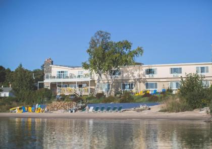 Beachfront Inn - image 14