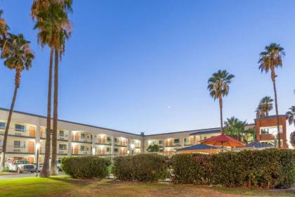 Super 8 by Wyndham Bakersfield/Central - image 7