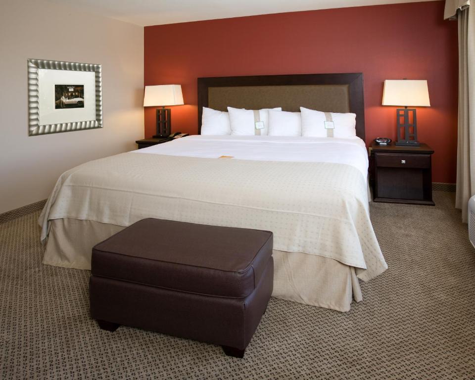 Holiday Inn Hotel & Suites Bakersfield an IHG Hotel - image 4