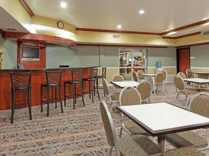 Holiday Inn Express Hotel & Suites Bakersfield Central - image 12