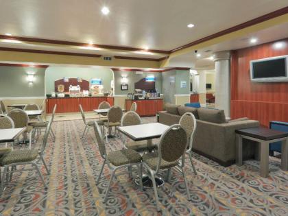 Holiday Inn Express Hotel & Suites Bakersfield Central - image 13