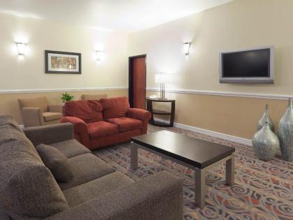 Holiday Inn Express Hotel & Suites Bakersfield Central - image 4