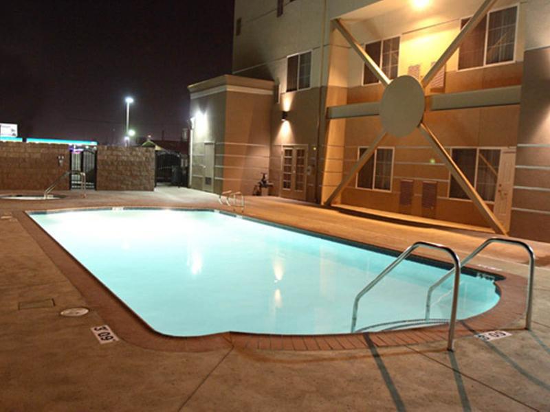 Holiday Inn Express Hotel & Suites Bakersfield Central - image 7