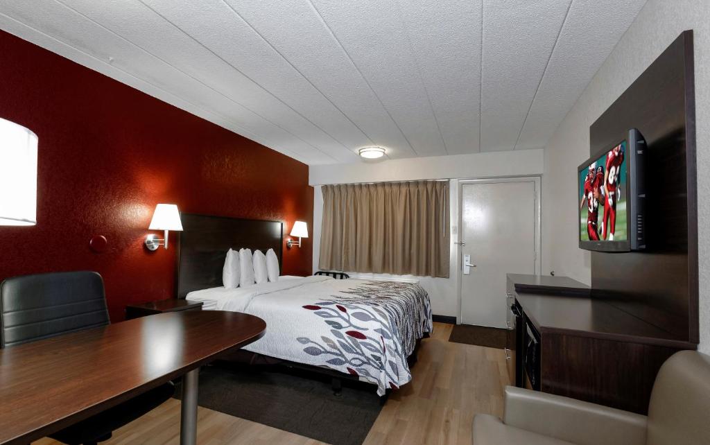 Red Roof Inn Bakersfield - image 5