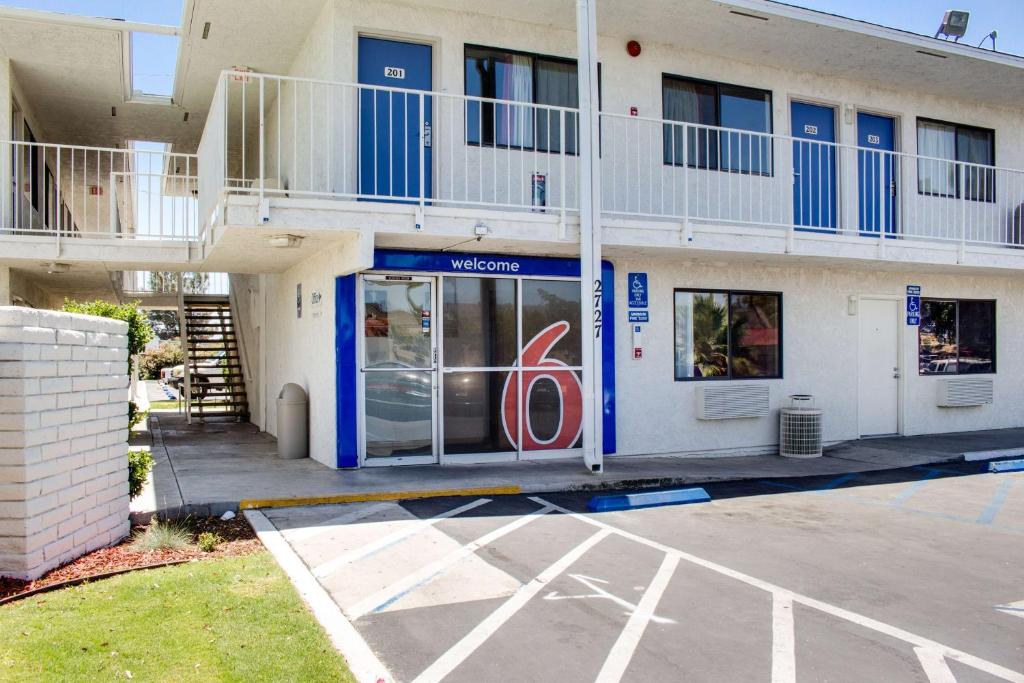 Motel 6-Bakersfield CA - South - main image