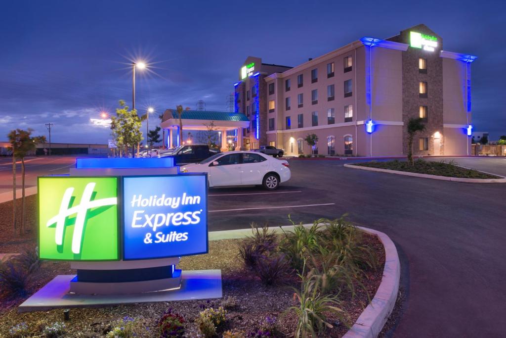 Holiday Inn Express & Suites Bakersfield Airport an IHG Hotel - main image