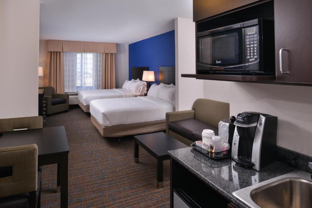 Holiday Inn Express & Suites Bakersfield Airport an IHG Hotel - image 3