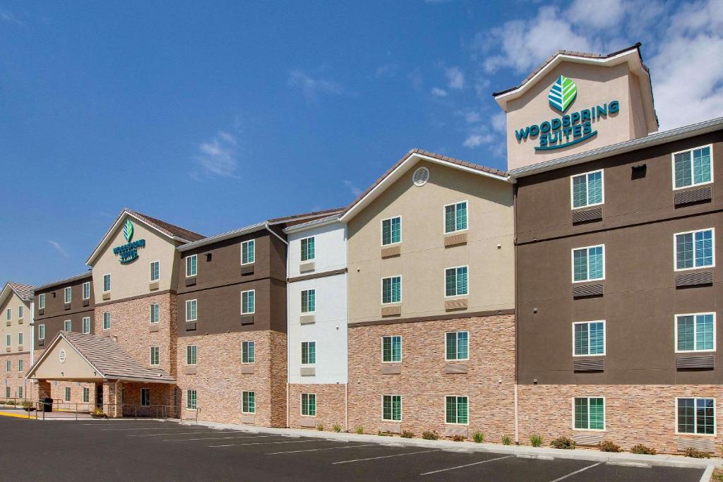 WoodSpring Suites Bakersfield - image 2