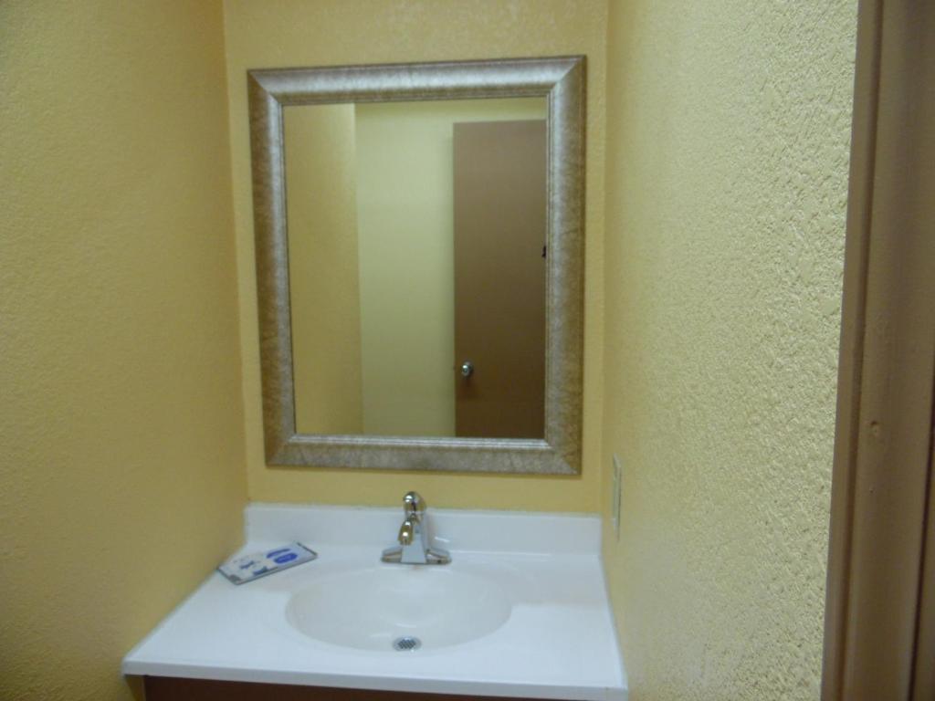 Regency Inn Bald Knob - image 6