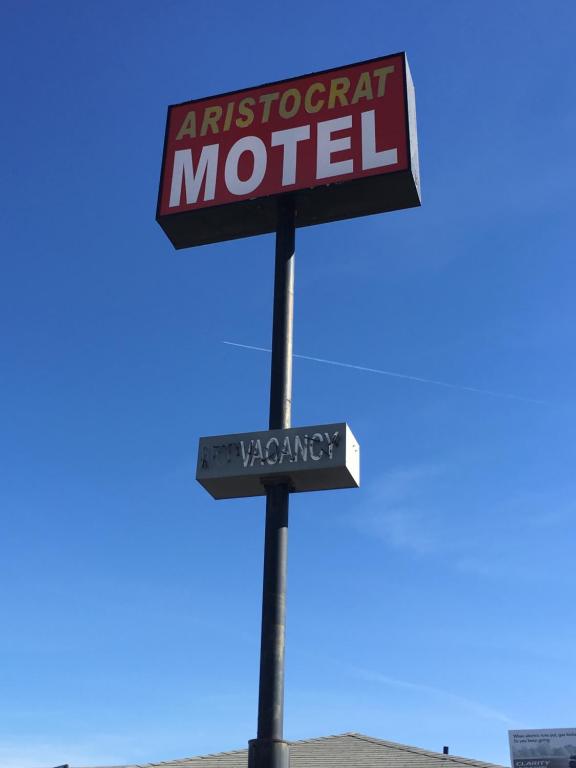 Aristocrat Motel - image 6