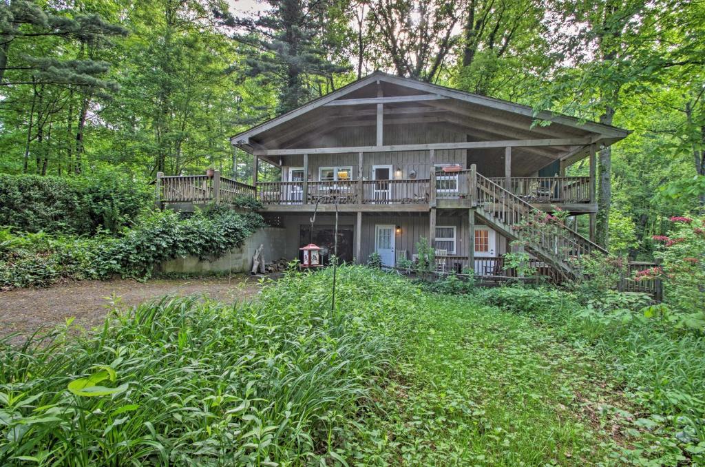 Summit Splendor Smoky Mountain Cabin with Views! - image 4