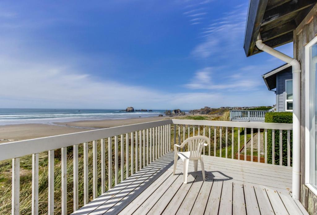 Spindrift Oceanfront Home - image 4