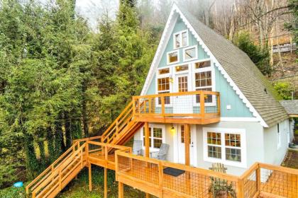 Cozy Banner Elk Cabin with mtn View and Fireplace