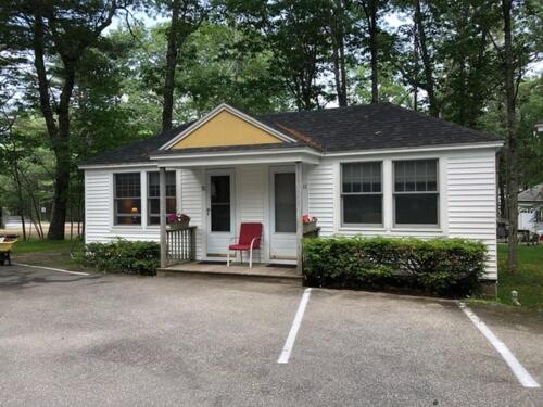 Hanscom's Motel & Cottages - image 2