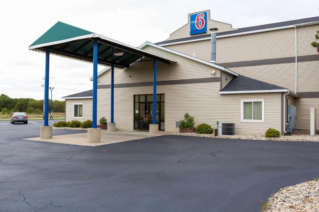 Motel 6-Baraboo WI - Lake Delton - main image