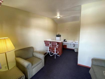 Campus Inn Baraboo - image 5