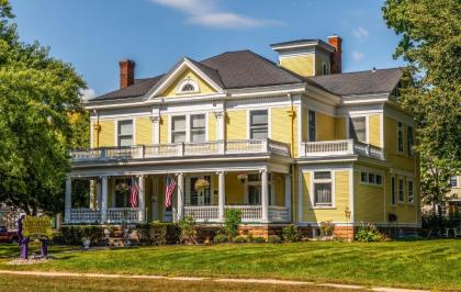 Ringling House Bed  Breakfast Baraboo