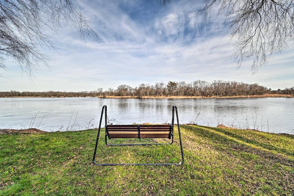 Eagles Nest Situated on the Wisconsin River - image 2