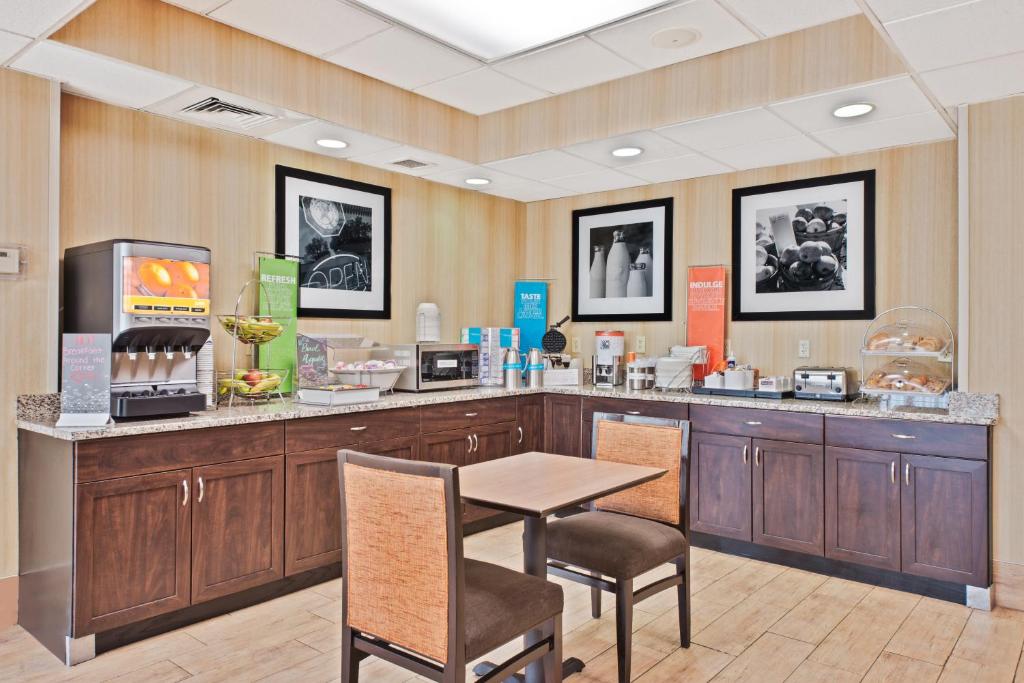 Hampton Inn Huntington/Barboursville - image 7