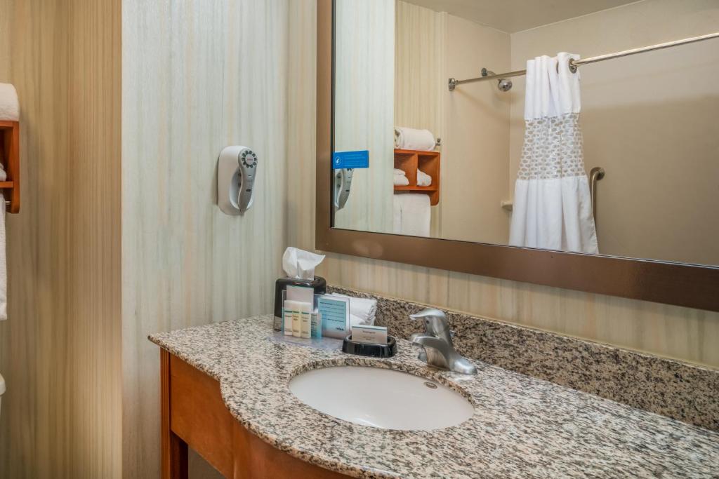 Hampton Inn Bardstown - image 7