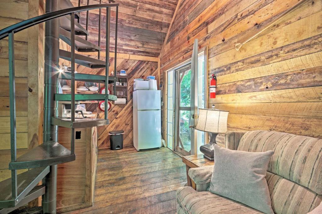 Creekside Cabin with Deck in Pisgah Forest! - image 6