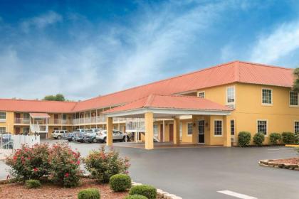 Days Inn by Wyndham Barnwell - image 1