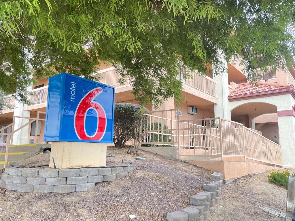 Motel 6 Barstow CA I15 and Lenwood Road - image 3