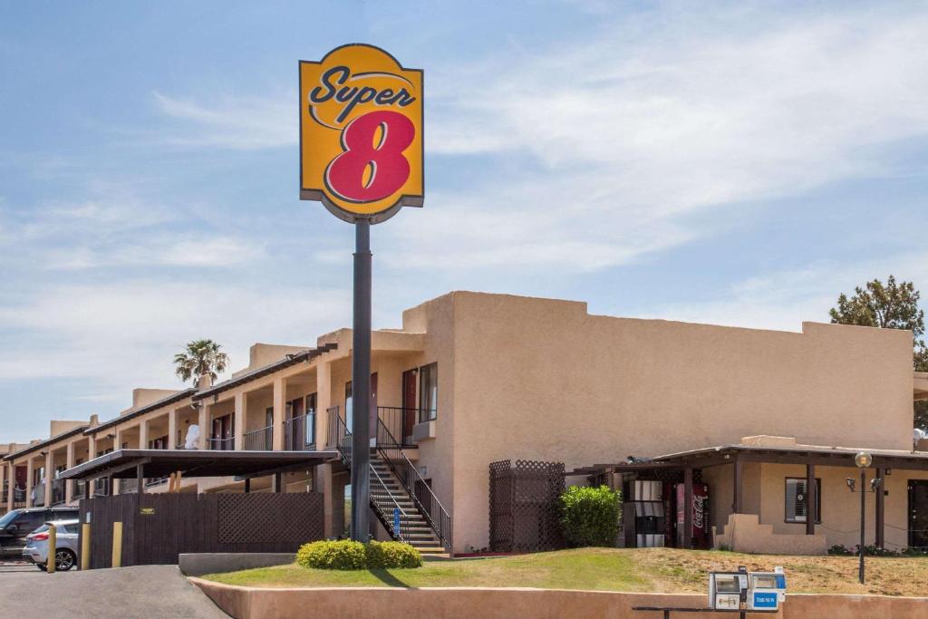 Super 8 by Wyndham Barstow - main image