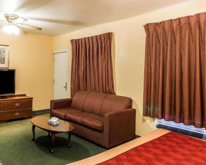 Econo Lodge Bartlesville Hwy 75 - image 2