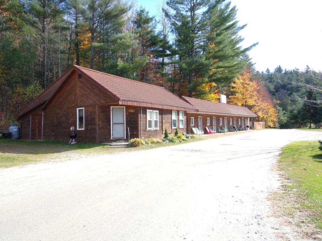 Pine Crest Motel & Cabins - image 7