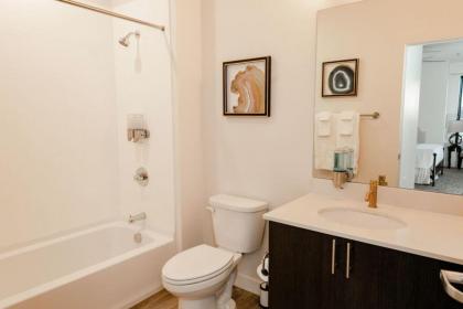 Modern Newly Renovated 2BR in Willits Town Center - image 15