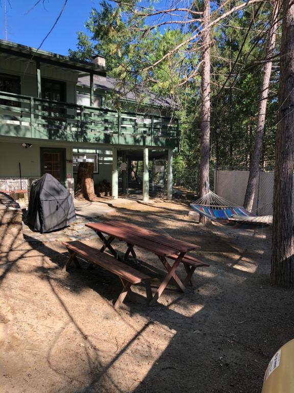 Bass Lake Cottage Yosemite Park - image 5