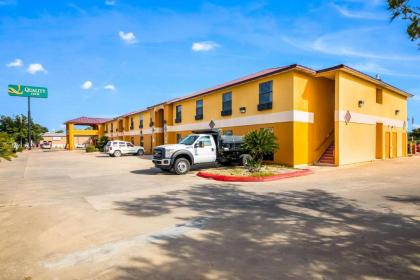 Quality Inn Bastrop - image 6