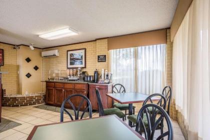 Econo Lodge Batesville - image 15