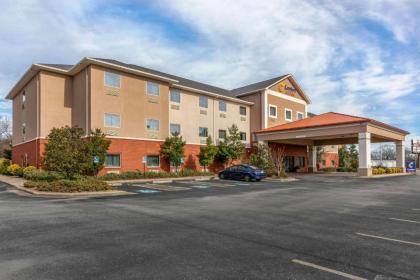 Comfort Suites Batesville - image 8