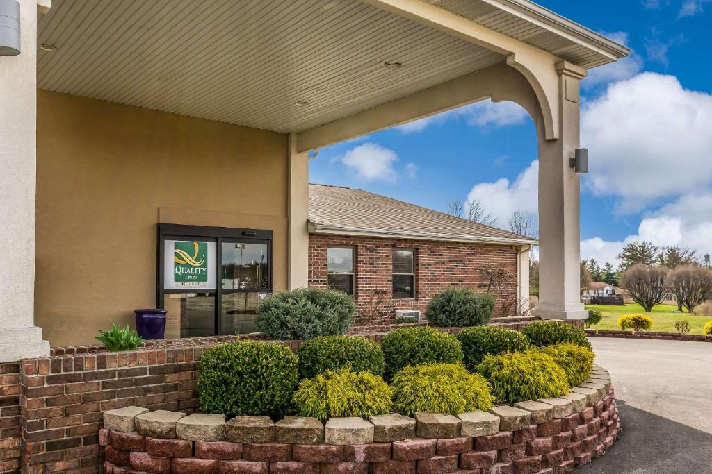 Quality Inn I-74 Batesville - image 6