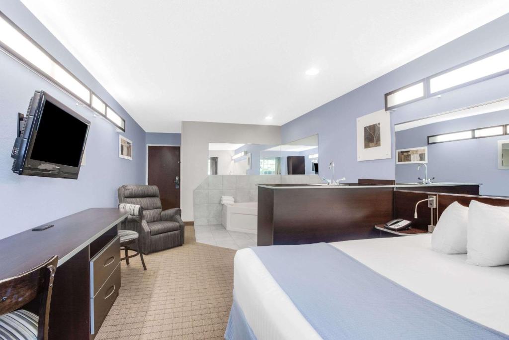 Microtel Inn & Suites Bath - image 3