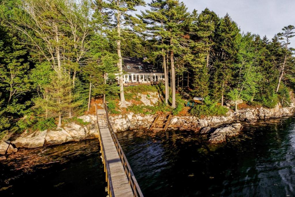 Maine Waterfront Luxury Retreat - main image