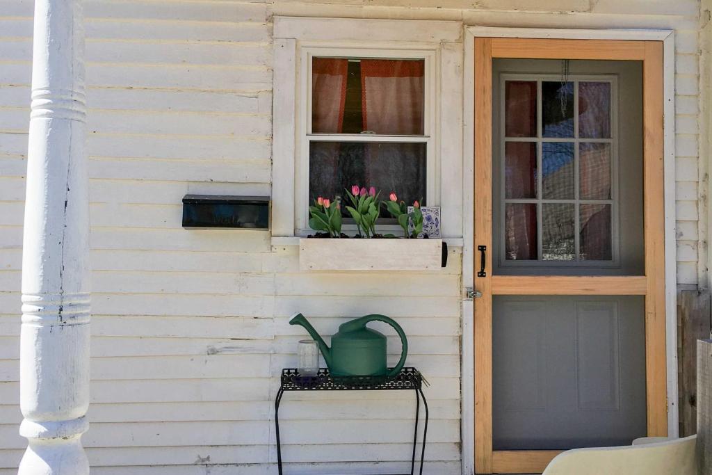 Cozy 1930s-style Waterfront Maine Cabin with Dock! - image 3