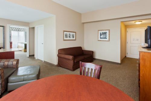 Holiday Inn Express & Suites Baton Rouge East an IHG Hotel - main image