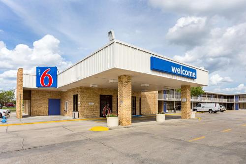 Motel 6 Baton Rouge Southeast - main image