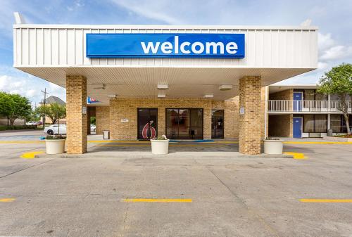 Motel 6 Baton Rouge Southeast - image 2