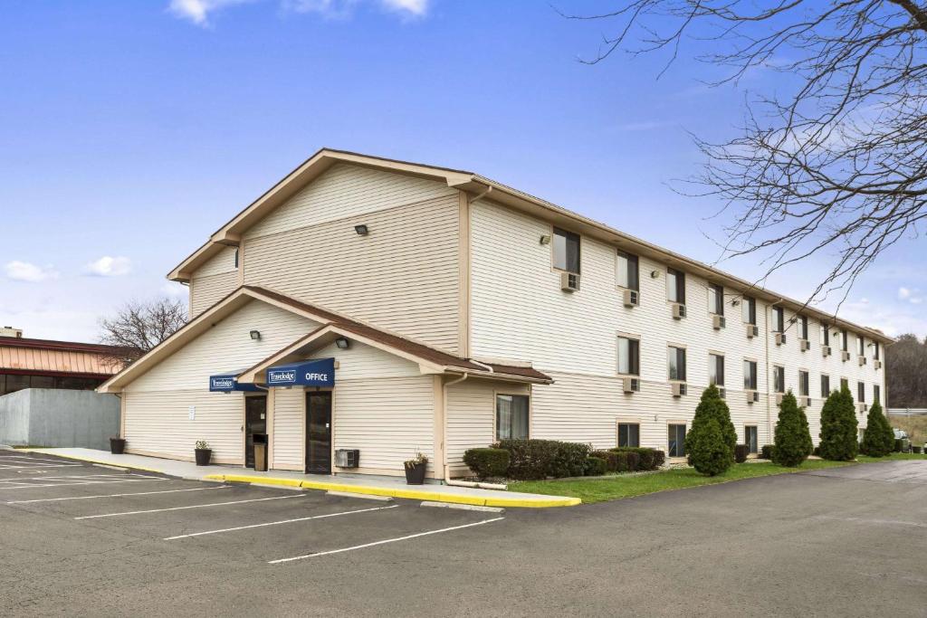 Travelodge by Wyndham Battle Creek - main image