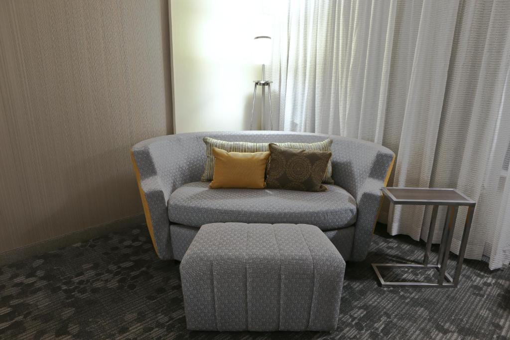 Courtyard by Marriott Battle Creek - image 3