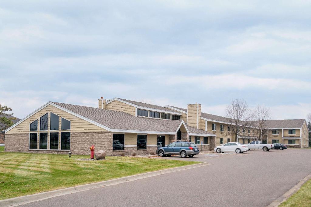 Days Inn & Suites by Wyndham Baxter Brainerd Area - main image